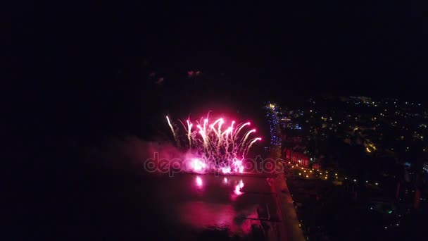 Feux d'artifice la nuit, vue dégagée — Video