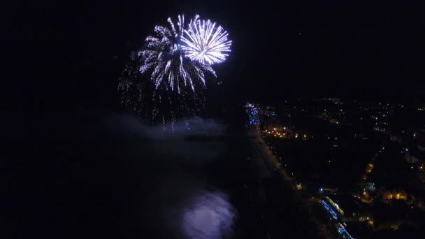 Fuegos artificiales por la noche, vista superior — Vídeo de stock