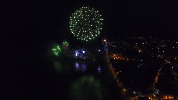 Fuochi d'artificio di notte, vista dall'alto — Video Stock