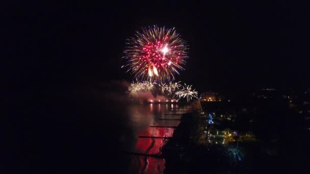 Fuochi d'artificio di notte, vista dall'alto — Video Stock