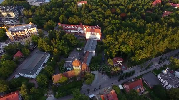 Vista aérea de la ciudad turística de Svetlogorsk — Vídeos de Stock