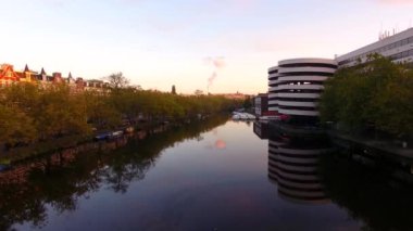 Amsterdam kanal üzerinde gündoğumu