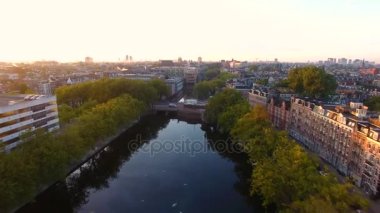 Amsterdam kanal üzerinde gündoğumu
