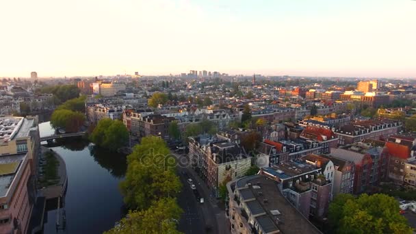 Salida del sol sobre el canal de Amsterdam — Vídeos de Stock