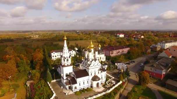 Вид с воздуха на храм в Багратионовске — стоковое видео