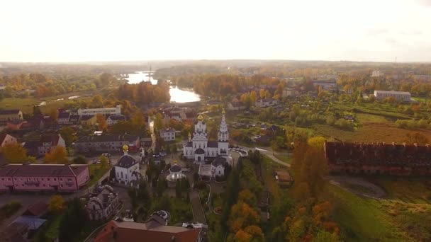 Flygfoto över templet i Bagrationovsk — Stockvideo