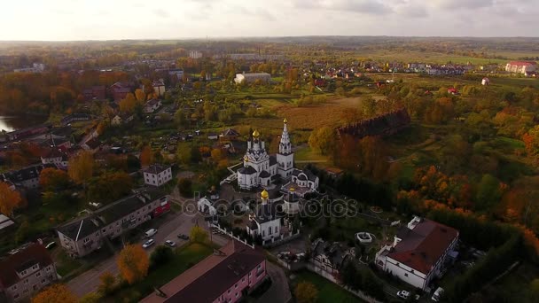 Flygfoto över templet i Bagrationovsk — Stockvideo