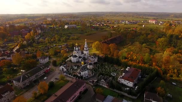 A légi felvétel a templom Bagrationovsk — Stock videók