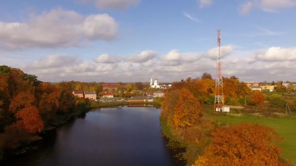 Осень в городе, вид сверху — стоковое видео