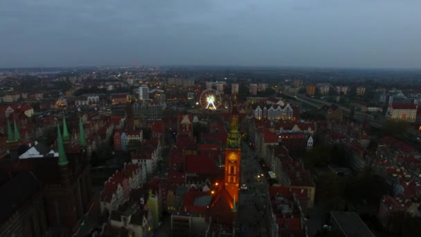 Gdaňské staré město v noci, top view — Stock video