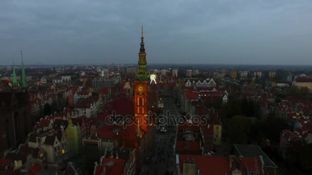 Старый город Гданьска ночью, вид сверху — стоковое видео