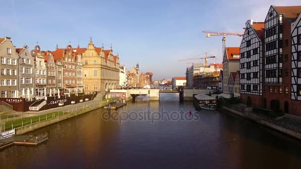 Flyg över floden i Gdansk — Stockvideo