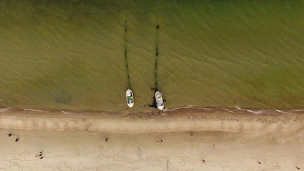 Barcos de pesca en la orilla, vista superior — Vídeos de Stock