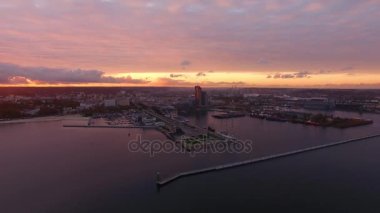 Bağlantı noktası Gdynia, gün batımı, en iyi görünümü