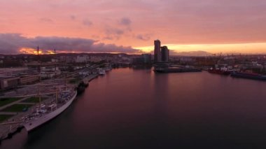 Bağlantı noktası Gdynia, gün batımı, en iyi görünümü