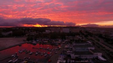 Bağlantı noktası Gdynia, gün batımı, en iyi görünümü