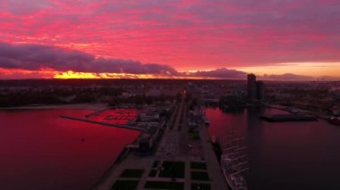Bağlantı noktası Gdynia, gün batımı, en iyi görünümü