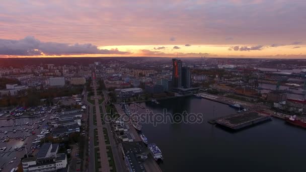 Hamnen i Gdynia på solnedgången, top view — Stockvideo