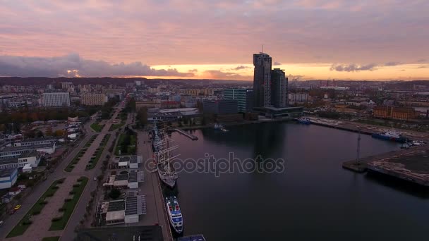 格丁尼亚港日落, 顶部景观 — 图库视频影像