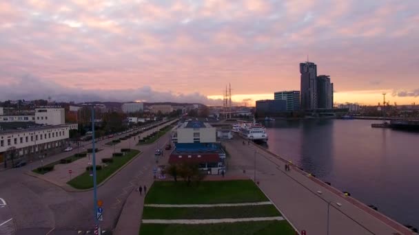 Haven Gdynia bij zonsondergang, top view — Stockvideo