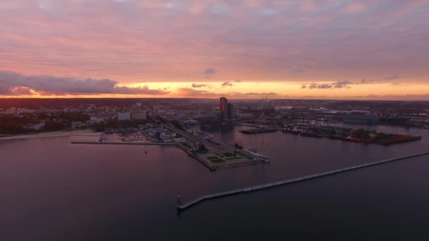Hamnen i Gdynia på solnedgången, top view — Stockvideo