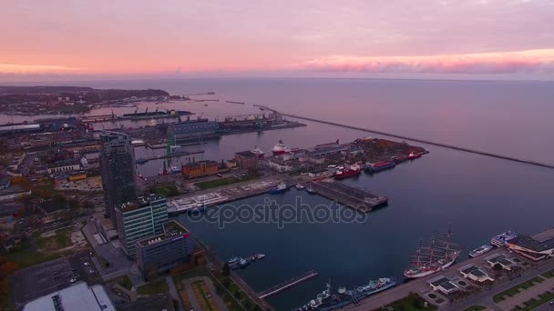 Port de Gdynia au coucher du soleil, vue sur le dessus — Video