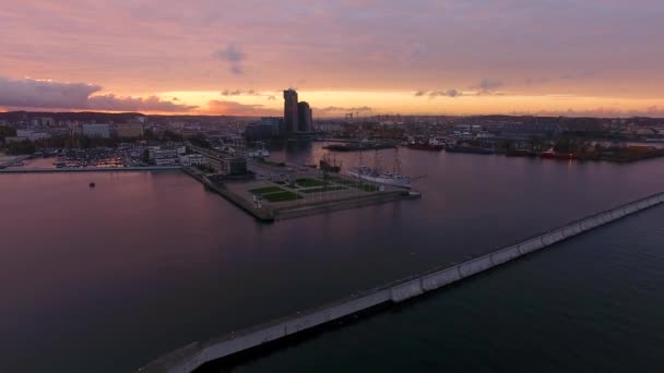 Haven Gdynia bij zonsondergang, top view — Stockvideo
