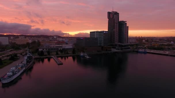 Hafen von Gdingen bei Sonnenuntergang, Blick von oben — Stockvideo