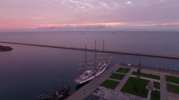 Bağlantı noktası Gdynia, gün batımı, en iyi görünümü — Stok video