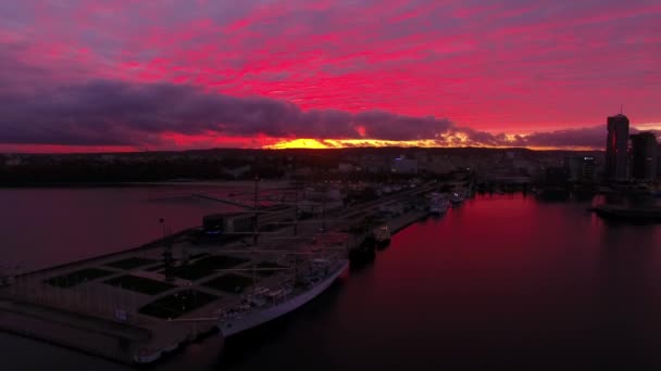 Port de Gdynia au coucher du soleil, vue sur le dessus — Video