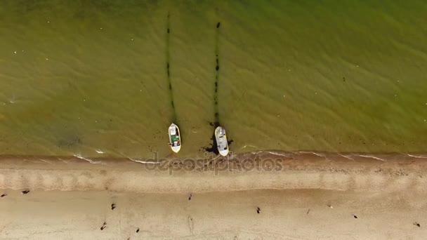 Рыбацкие лодки на берегу, вид сверху — стоковое видео