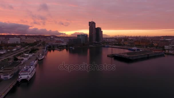 Porto de Gdynia ao pôr do sol, vista superior — Vídeo de Stock