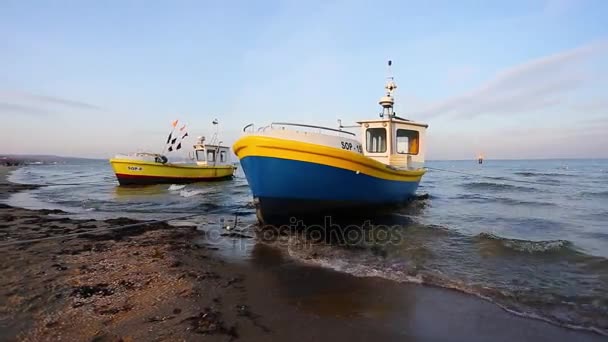 Рыбацкие лодки на берегу моря — стоковое видео