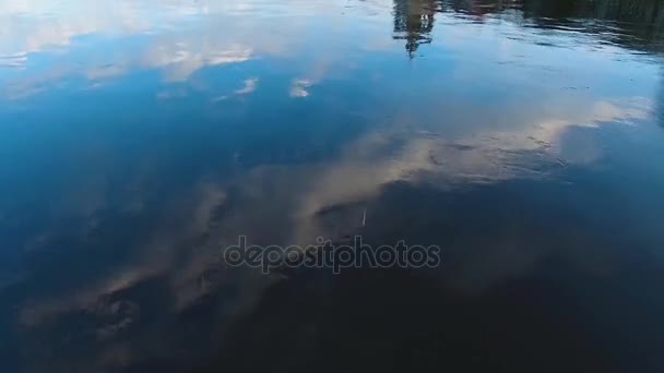 Riflessione Cielo Blu Nel Fiume — Video Stock