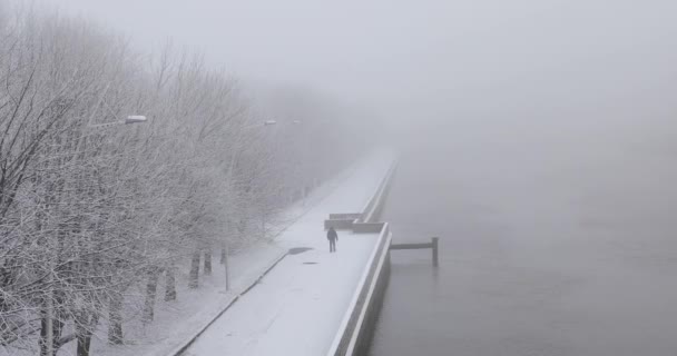 Homem Está Andando Longo Margem Rio Inverno Nevado — Vídeo de Stock