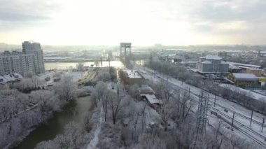 Anteni: Kaliningrad, Rusya'nın karla kaplı şehirde iki katmanlı Köprüsü