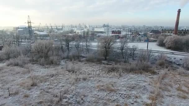 Aéreo Trem Está Movendo Uma Cidade Coberta Neve — Vídeo de Stock