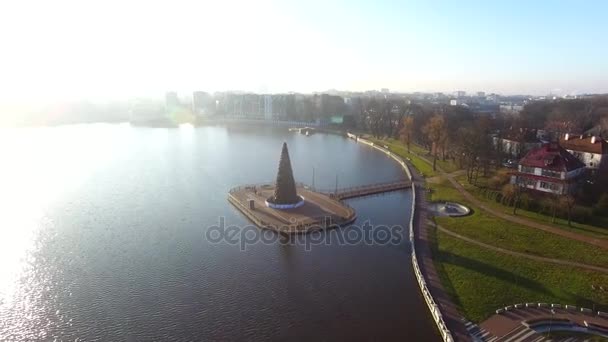 Aérien Arbre Noël Sur Lac Supérieur Kaliningrad Russie — Video