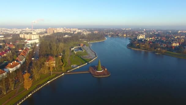Aérien : L'arbre de Noël sur le lac Supérieur à Kaliningrad, Russie 