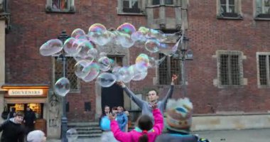 Wroclaw, Polonya - 06 Ocak 2018: Wroclaw Pazar Meydanı büyük sabun köpüğü ile eğlenceli çocuk adamdır