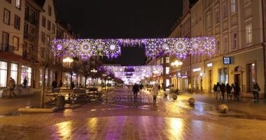 Wroclaw, Polonya - 03 Ocak 2018: İnsanlar üzerinde Wroclaw Pazar Meydanı akşam Noel tatili sırasında yürüyor