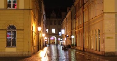 Wroclaw, Polonya - 03 Ocak 2018: İnsanlar üzerinde Wroclaw Pazar Meydanı akşam Noel tatili sırasında yürüyor