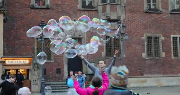 Wrocław Polska Stycznia 2018 Człowiek Jest Zabawne Dzieci Dużych Baniek — Wideo stockowe