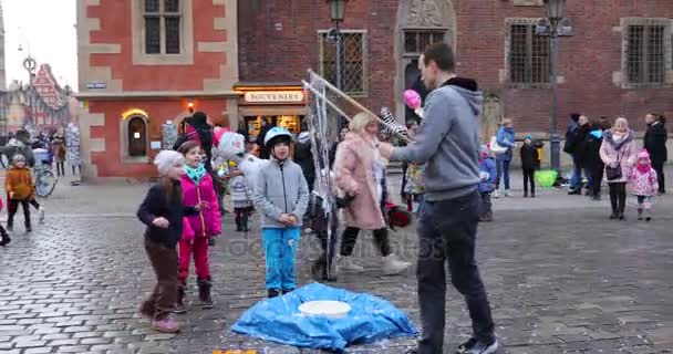 Wroclaw Lengyelország Január 2018 Ember Szórakoztató Gyermekek Nagy Szappanbuborékok Piaci — Stock videók