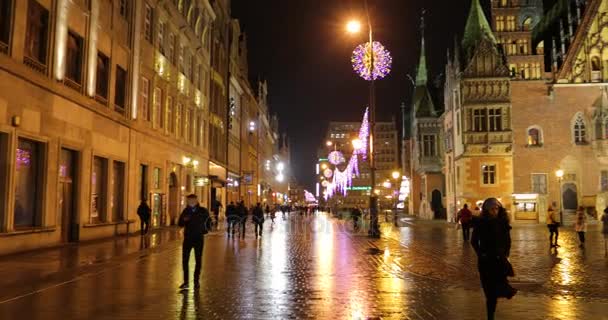 夜のクリスマス休暇中に市場の桟橋に人が歩いているヴロツワフ ポーランド 2018 — ストック動画