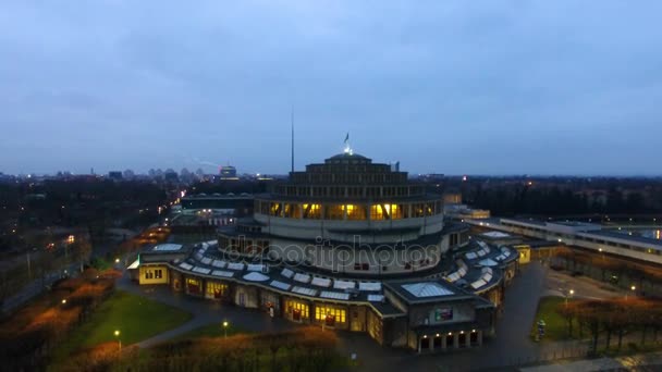 Воздушный Столетний Зал Вроцлаве Ночное Время — стоковое видео