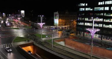 Wroclaw, Polonya - 03 Ocak 2018: Şehir trafiğinde gece çelenk ile dekore edilmiş