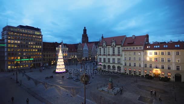 波兰弗罗茨瓦夫 2018年1月03日 在圣诞节假期 人们在波兰弗罗茨瓦夫集市广场漫步 — 图库视频影像