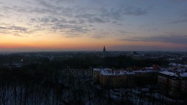 Anteni: Kaliningrad kukla tiyatrosu gün batımında kışın genel bir parkta