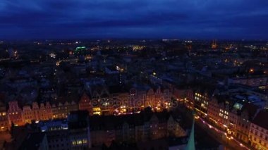 Anteni: Tower City Hall içinde geceleri Wroclaw